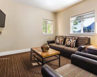 Breathtaking In All Directions! - Estes Park - Living room