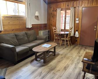 Whispering Pines Resort- Cabin #3 (Highway Front) - Pinetop-Lakeside - Living room
