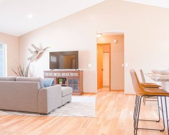 Peaceful & Relaxing Family Retreat: National Park Theme, Hot Tub & Game Room - Dalton Gardens - Living room