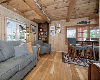 Bigfoot Lakefront Lodge: Fish. Hunt. Relax. Repeat. - 600 Public Acres Next Door - Oxford - Sala de estar