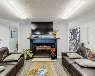 Studio with pool & billiards table - near downtown & beaches - 韋爾斯(緬因州) - 客廳