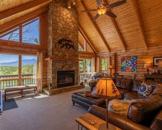 Angels Envy: Spacious Mountain Getaway | Long-Range Views + Hot Tub - Lenoir - Living room