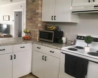 Cozy, Relaxing House in Quiet Neighborhood - Great Falls - Kitchen