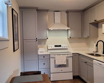 Cozy 1-bedroom apartment with WiFi, AC in adorable West Jefferson - West Jefferson - Cocina