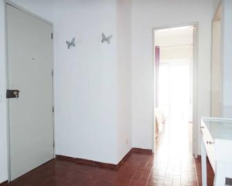 Dinas Guesthouse - Lagos - Hallway