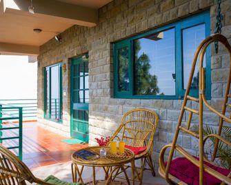 Pine View Resort by Elivaas - Kasauli - Balcón