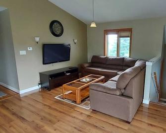 Secluded Waterfront Oasis for an Amazing Getaway! - Shelburne - Living room