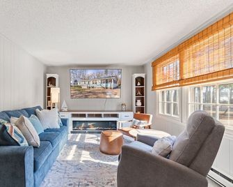 Riva House, 2-Min Walk to Beach, Screened Porch + Fire Pit - Montross - Sala de estar
