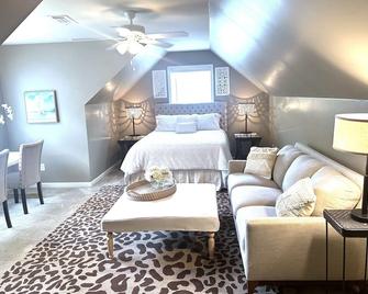 Private Luxury Suite 2 Bed 1 Bath w/ LR and Kitchenette! Remote Workspace - Bethlehem - Bedroom
