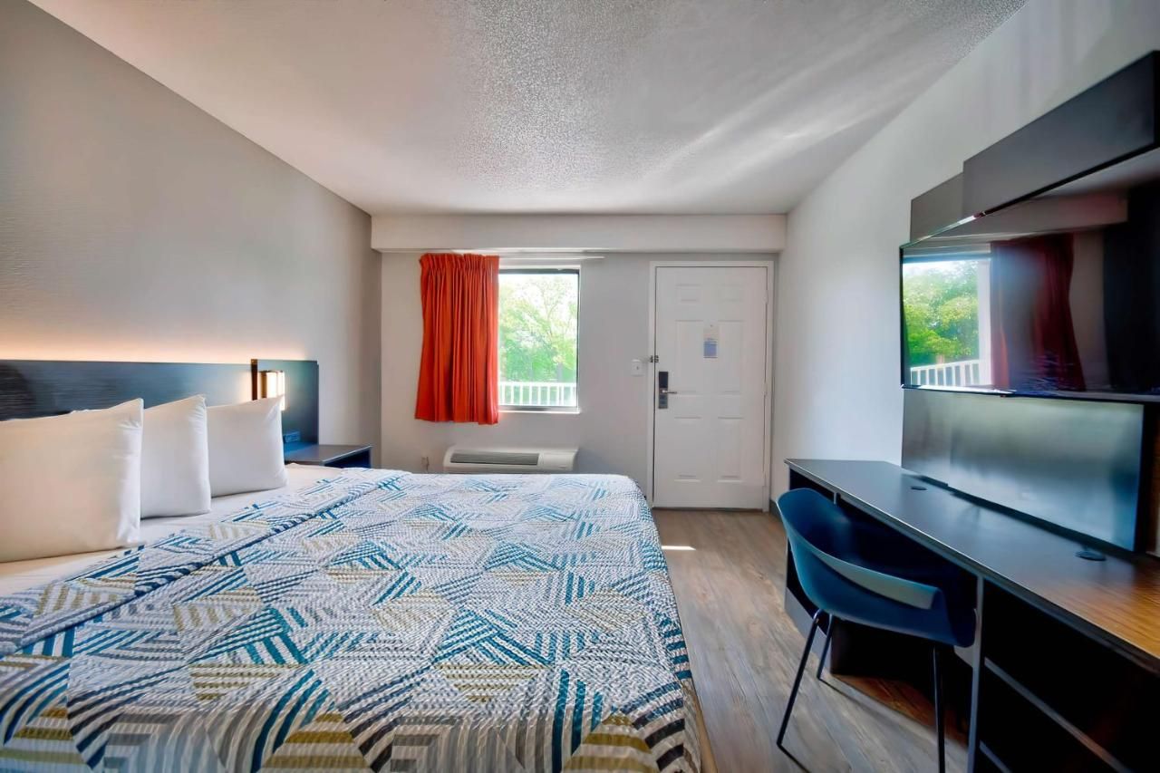 Motel 6-Warren, MI - Detroit East