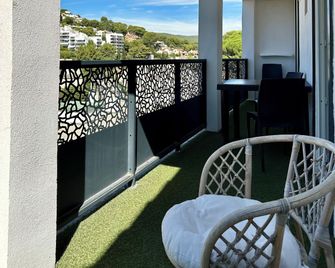 Hôtel Eden Cassis - centre-ville- piscine chauffée, jacuzzi et sauna - parking privé - Cassis - Balcone