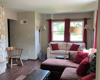 Close to airport and downtown Milwaukee! - Greenfield - Sala de estar