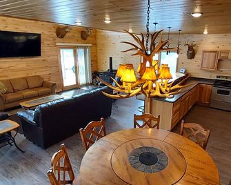 Peaceful secluded cabin w/ firepit and great hiking trails - Northome - Dining room