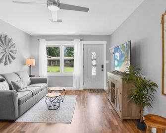 The White Little House Near Downtown Woodstock - Woodstock - Sala de estar