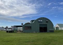 A Corner Spacious Holiday House - Te Kaha - Building