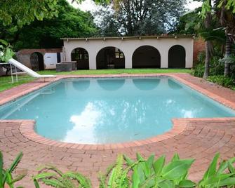 Breeze Guesthouse - Bulawayo - Piscina