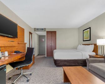 Clarion Hotel & Suites - Brandon - Bedroom
