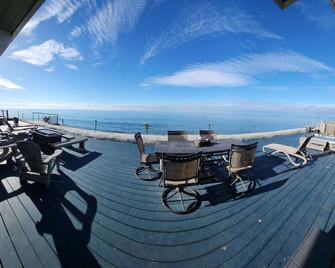Beachfront Steps to the Sand, Hot Tub Birdwatching - Oak Harbor