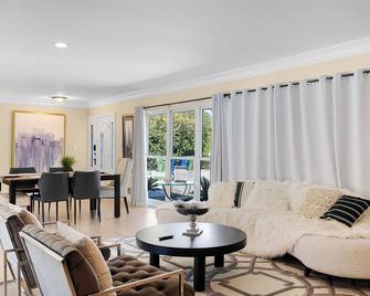 Forman by AvantStay Pool Near Hollywood Studios - Burbank - Living room