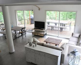 Grande Maison Avec Piscine au Cœur des Gorges de L'ardèche - Vagnas - Sala de estar