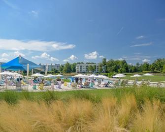 Luxury designer decorated home in 5-Star rated community of The Peninsula. - Millsboro - Piscina