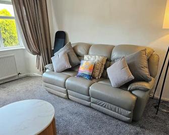 Pet Friendly - 2 Bedrooms - 4 Guests - Parking - Chester - Huiskamer