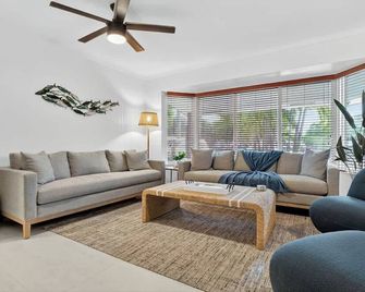 Heated Pool Villa with Mini Golf & Game Room Fort Lauderdale - Fort Lauderdale - Living room