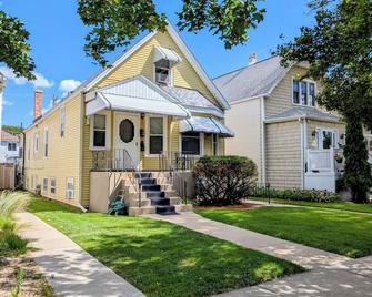 The Avondale Attic - Chicago - Building