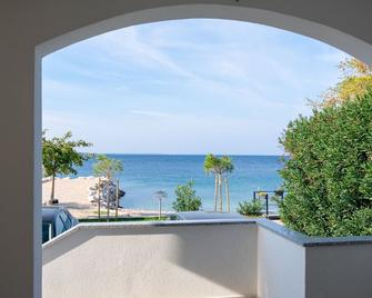 Apartments by the sea Mandre, Pag - 4093 - Kolan - Balcony