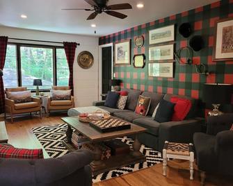 Serene Mountain Cottage On Banks Of Mccullen Run Stream - Laughlintown