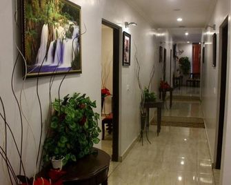 21 Milestone Hotel and Resort - Yeni Delhi - Koridor