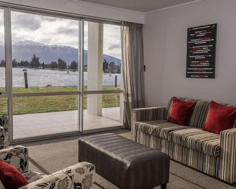 Te Anau Lakeview Holiday Park & Motels - Te Anau - Living room