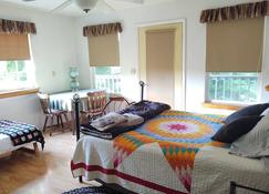 Come Enjoy Our Rural Setting And Fresh Local Food. - Athens - Bedroom