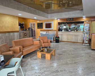 호텔 콜로세오 콜레페로 - 콜레페로 - 프론트 데스크