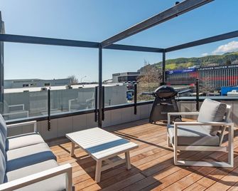 Inner City Apartment 2 - Modern, Rooftop Balcony - Nelson - Balcony