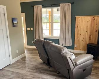 Seclusion at its finest on 90 Acres - Troy - Living room