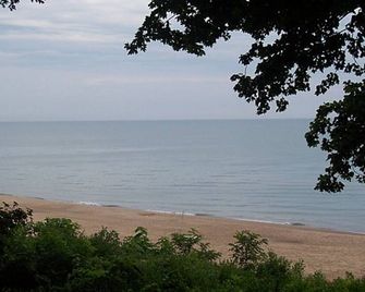 Lake Front Cottage in Michigan's Harbor Country 'Sandy Shores 2' - Lakeside - Beach
