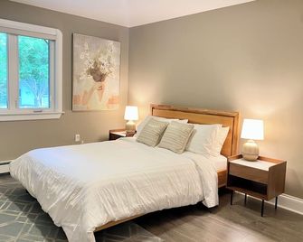 Amazing lakefront house with hottub in golf course - Hammonds Plains - Bedroom