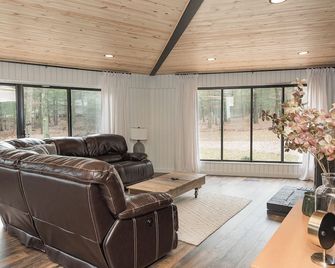 Private Cozy Cabin in the woods minutes from Baldwin with WiFi, AC and Hot Tub - Baldwin - Sala de estar