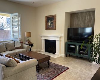 Family-Friendly 4BR Retreat • Easy Access to Napa & Bay Area Fun - American Canyon - Salon