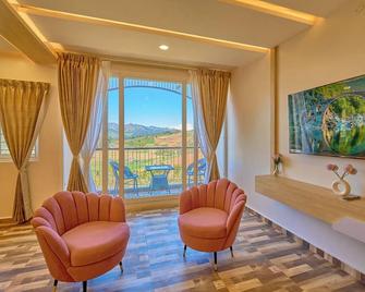 Vihani's Western Clouds By Voye Homes - Ooty - Living room