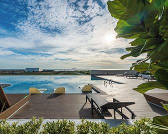 Amber Cove Premier Suites Melaka - Malacca - Pool