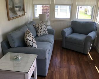 Summer Cottage with Water Views at Great Hammock Beach in Old Saybrook - Old Saybrook - Wohnzimmer