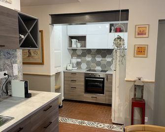 Le 45- La Sauvagine, Appartement avec grande terrasse, 6 Couchages, 2 chambres, 3min de la plage - Saintes-Maries-de-la-Mer - Kitchen