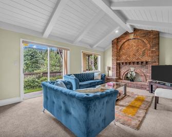 Garden level basment , caulfield area - West Vancouver - Living room