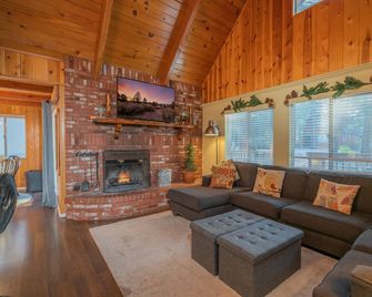 Far Enough Cabin - Chalet style cabin, walking distance to the trails! Foosball table! - Sugarloaf - Living room