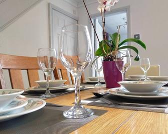 Newly Renovated 3 Bedroom House, 6 beds with 2 showers, near University Town Centre - Lancaster - Eetruimte