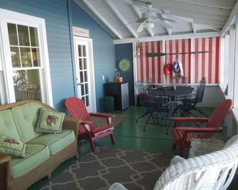 Cumley's Journeys End on beautiful McCrossen Lake - Waupaca - Living room