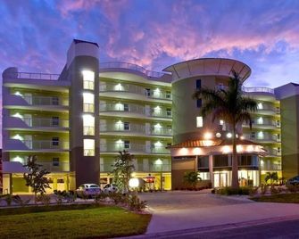 Crystal Palms Treasure Island Retreat Steps from the Beach - Saint Pete Beach - Building