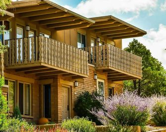 Fort Marcy 90 | Walk to Plaza | Full Kitchen | Private Bedroom | Hot Tub | Pool | Single Level - Santa Fe - Κτίριο